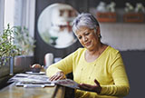 women reading letter